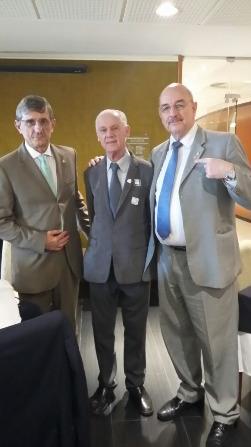 Andres se reúne com Terra e Perondi